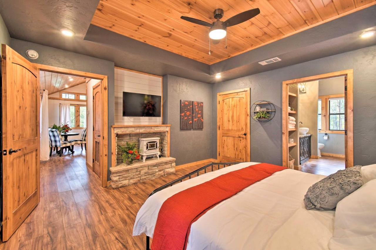 Modern Broken Bow Cabin Large Deck, Bbq And Pergola Exterior foto